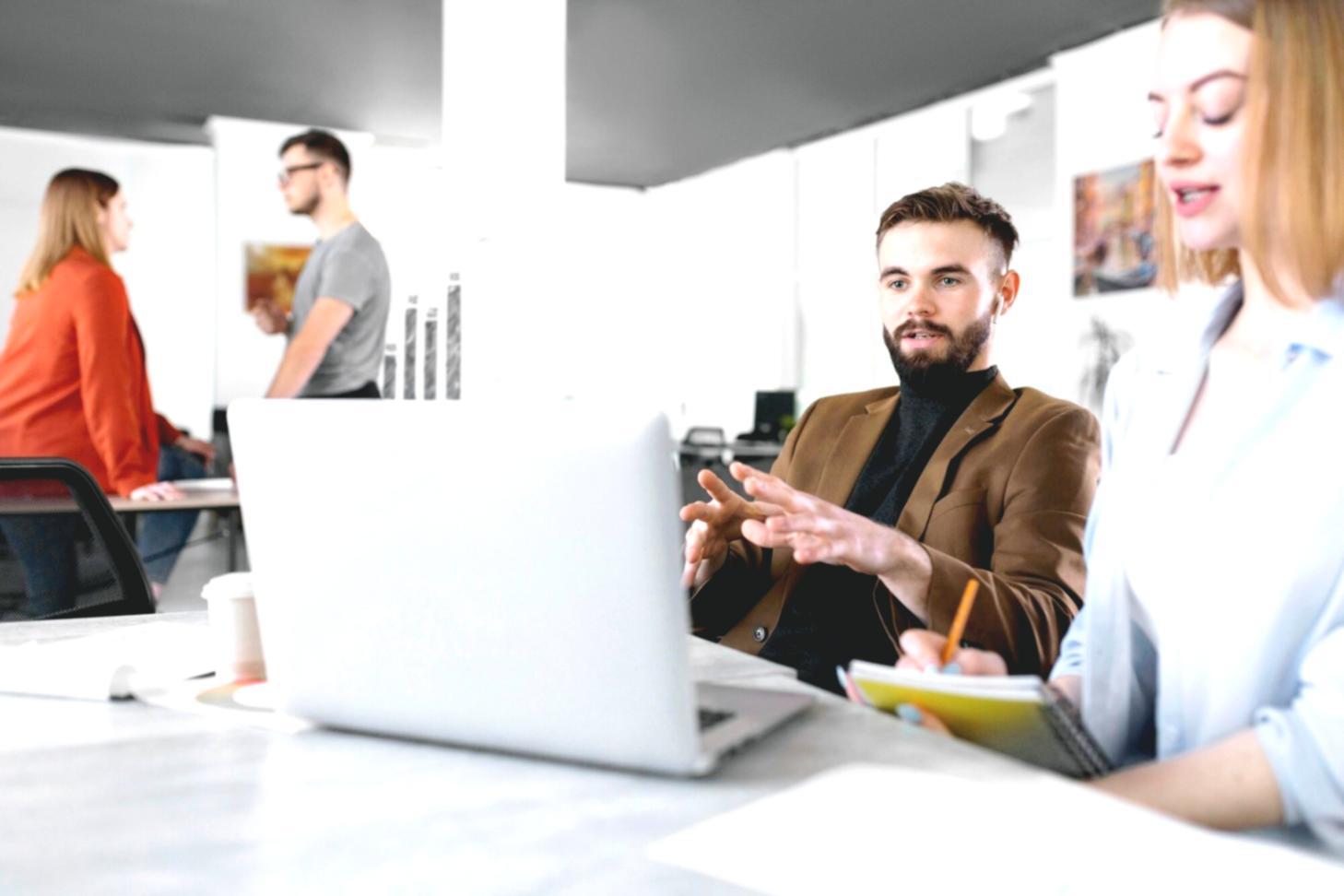 Analyse de données financières et modélisation de scénarios sur écran d'ordinateur